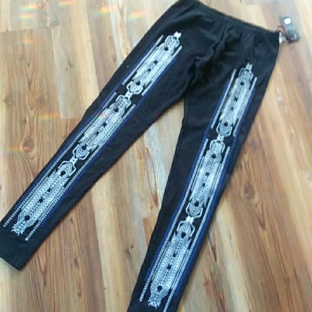 NWT REALLY COOL DEX BRAND EMBROIDERED LEGGINGS. SZ S BLK W/CREME &BLUE STITCHING